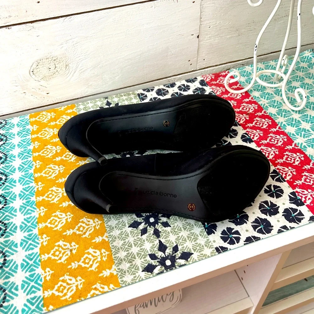 NWOT Liz Claiborne Classic Black Peep Hole Heels - Picture 5 of 5